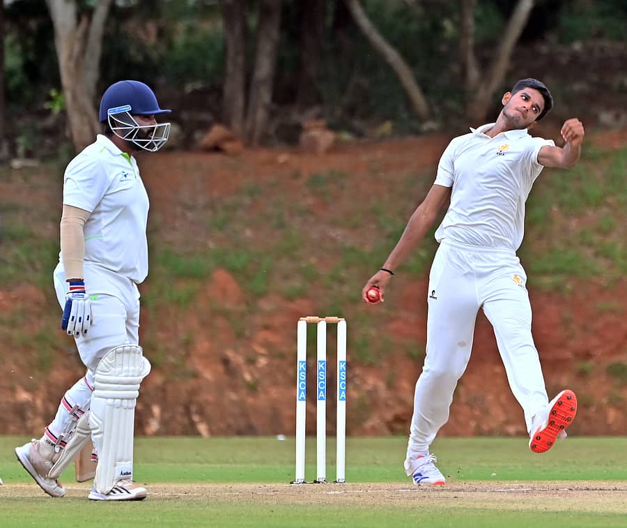 <div class="paragraphs"><p>ಎರಡು ವಿಕೆಟ್ ಪಡೆದ ಕೆಎಸ್ಸಿಎ ಕೋಲ್ಸ್ಟ್ನ ಧನುಷ್ ಗೌಡ ಅವರ ಬೌಲಿಂಗ್ ವೈಖರಿ</p></div>