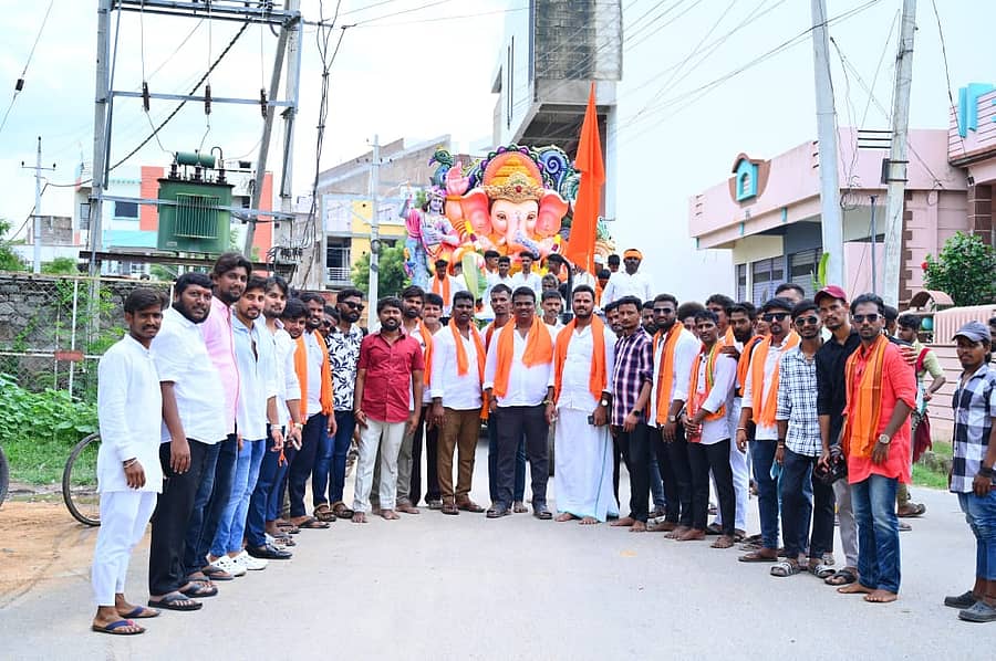 ಗಂಗಾವತಿ ನಗರದ ಬನ್ನಿಗಿಡ ಕ್ಯಾಂಪನ ಯುವಕ ಮಂಡಳಿ ಗಣೇಶ ಮೂರ್ತಿಯನ್ನ ಮೆರವಣಿಗೆ ಮೂಲಕ ಪ್ರತಿಷ್ಠಾಪನೆಗೆ ಕರೆದೊಯ್ಯುತ್ತಿರುವುದು