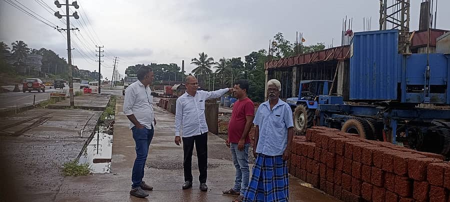 ಸೂರಲ್ಪಾಡಿಯಲ್ಲಿ ನಿರ್ಮಾಣವಾಗುತ್ತಿರುವ ಟೋಲ್ ಪ್ಲಾಜಾ ಕಾಮಗಾರಿಯನ್ನು ಸುರತ್ಕಲ್ ಟೋಲ್ ಗೇಟ್ ವಿರೋಧಿ ಹೋರಾಟ ಸಮಿತಿಯ ಪ್ರಮುಖರು ಭಾನುವಾರ ಪರಿಶೀಲಿಸಿದರು