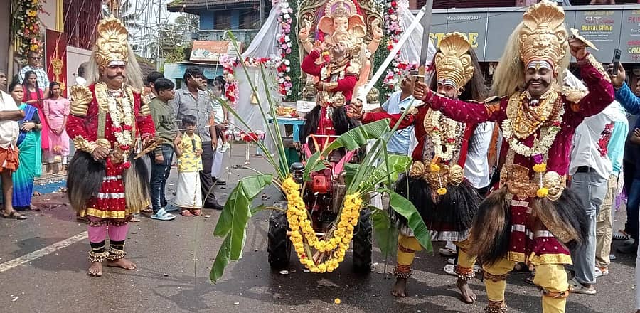 ಗೋಣಿಕೊಪ್ಪಲು ಬಳಿಯ ಪೊನ್ನಂಪೇಟೆಯಲ್ಲಿ ವಿವಿಧ ಸಂಘಸಂಸ್ಥೆಗಳಿಂದ ಆಯೋಜಿಸಿದ್ದ ಗಣೇಶಮೂರ್ತಿ ಮೆರವಣಿಗೆ