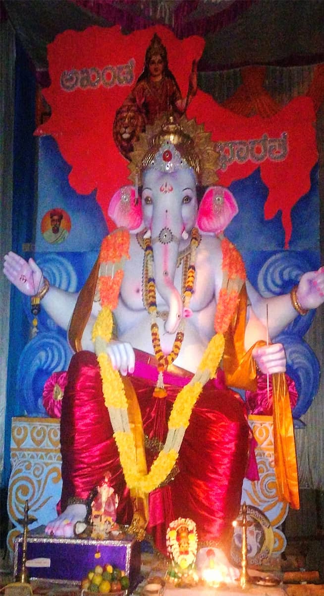 ಲಕ್ಷ್ಮೇಶ್ವರದ ಹಾವಳಿ ಹನಮಂತ ದೇವರ ದೇವಸ್ಥಾನದ ಪಕ್ಕದಲ್ಲಿ ಹಿಂದೂ ಮಹಾಸಭಾ ಗಣಪತಿ ಉತ್ಸವ ಸಮಿತಿ ವತಿಯಿಂದ ಪ್ರತಿಷ್ಠಾಪಿಸಿರುವ ಬೃಹದಾಕಾರದ ಗಣಪ