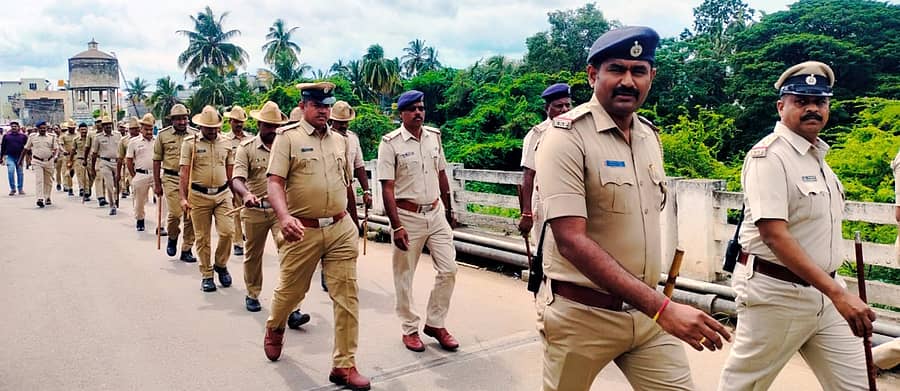 ಗೌರಿ-ಗಣೇಶ ಹಬ್ಬದ ಪ್ರಯುಕ್ತ ಯಳಂದೂರಿನ ವಿವಿಧ ಬಡಾವಣೆಗಳಲ್ಲಿ ಪಟ್ಟಣ ಠಾಣೆಯ ಪೊಲೀಸರು ಭಾನುವಾರ ಪಥ ಸಂಚಲನ ನಡೆಸಿದರು