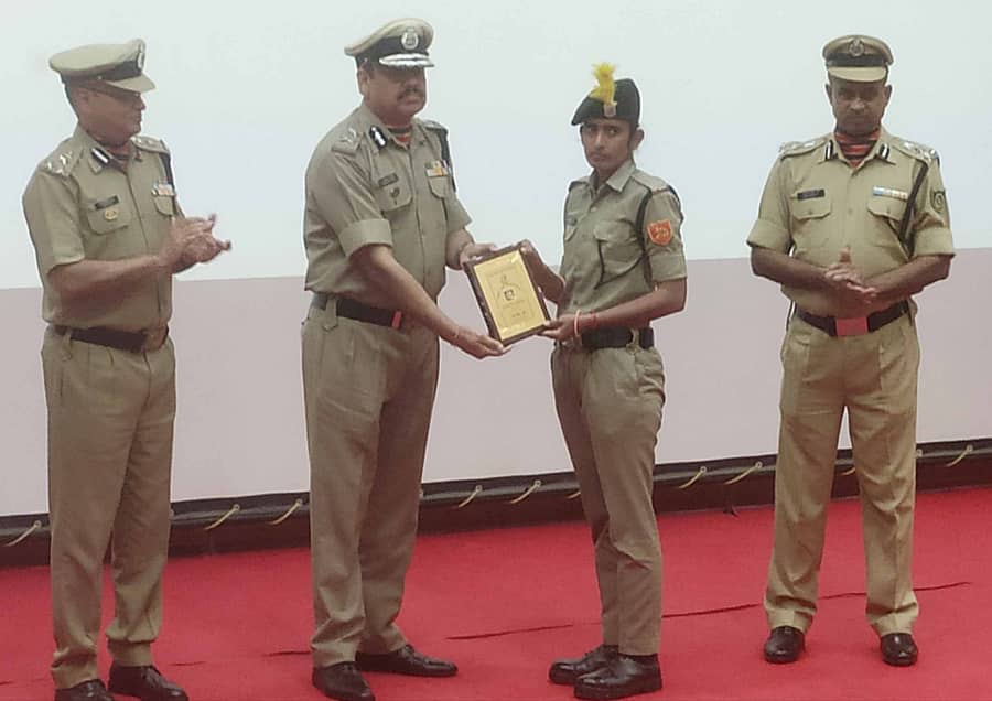 ಕಾರ್ಯಕ್ರಮದಲ್ಲಿ ತರಬೇತಿಯ ಅವಧಿಯಲ್ಲಿ ಮಹಿಳಾ ವಿಭಾಗದಲ್ಲಿ ಮೊದಲ ರ್ಯಾಂಕ್ ಪಡೆದ ಸುಮನ್ ಅವರಿಗೆ ಗಡಿಭದ್ರತಾ ಪಡೆಯ ಇನ್ಸ್ಪೆಕ್ಟರ್ ಜನರಲ್ ಮುಖೇಶ್ ತ್ಯಾಗಿ ಬಹುಮಾನ ವಿತರಿಸಿದರು.