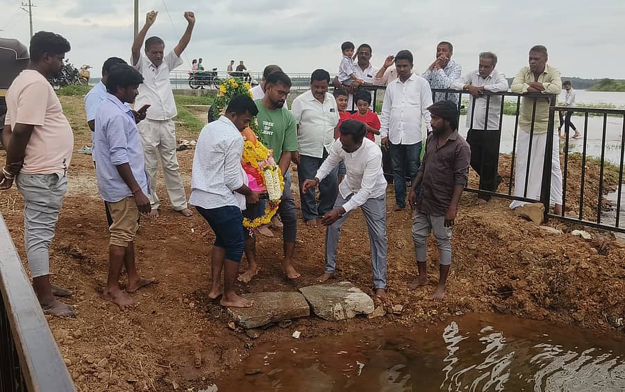 ಚನ್ನರಾಯಪಟ್ಟಣದಲ್ಲಿ ಅಮಾನಿಕೆರೆ ಬಳಿ ಪುರಸಭೆವತಿಯಿಂದ ನಿರ್ಮಿಸಿದ್ದ ಹೊಂಡದಲ್ಲಿ ಸಾರ್ವಜನಿಕರು ಶನಿವಾರ ಗಣಪತಿಯನ್ನು ವಿಸರ್ಜಿಸಿದರು