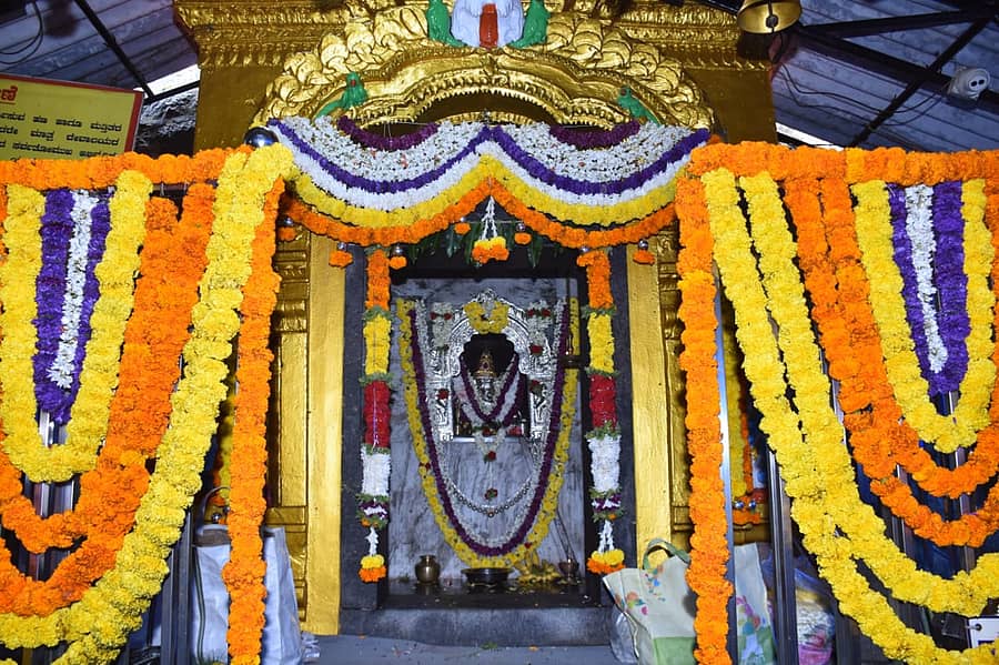 ಮಡಿಕೇರಿಯ ಕೋಟೆಗಣಪತಿ ದೇಗುಲದಲ್ಲಿ ಗಣೇಶ ಚತುರ್ಥಿಯ ಪ್ರಯುಕ್ತ ಹೂವಿನಿಂದ ವಿಶೇಷ ಅಲಂಕಾರ ನಡೆಸಲಾಗಿತ್ತು