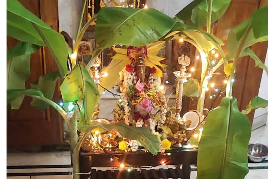 ಚನ್ನಗಿರಿಯ ಮನೆಯೊಂದರಲ್ಲಿ ಶನಿವಾರ ಗಣೇಶ ಹಬ್ಬದ ಅಂಗವಾಗಿ ಗಣೇಶ ಮೂರ್ತಿ ಪ್ರತಿಷ್ಠಾಪಿಸಿ ಪೂಜೆ ಸಲ್ಲಿಸಲಾಯಿತು