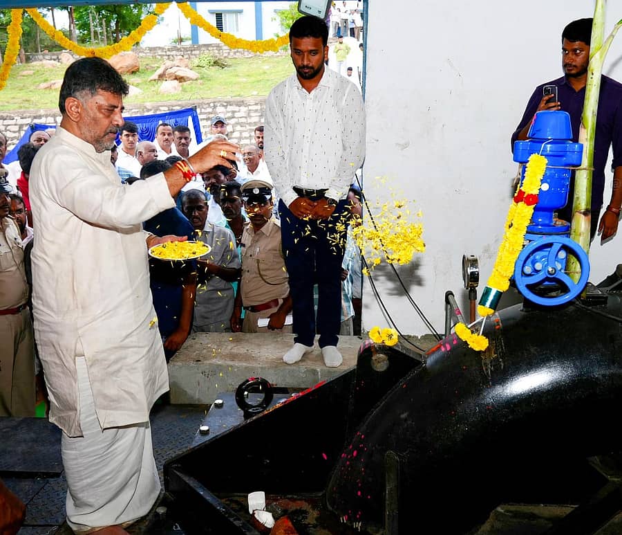 ಕನಕಪುರ ತಾಲ್ಲೂಕಿನ ಹಾರೋಬೆಲೆ ಬಳಿಯ ಮೂಲೆಗುಂದಿಯಲ್ಲಿ ಕಾವೇರಿ ನೀರಾವರಿ ನಿಗಮದ ಅರ್ಕಾವತಿ ಜಲಾಶಯ ಬಲದಂಡೆ ಏತ ನೀರಾವರಿ ಯೋಜನೆಯ ಪುನಃಶ್ಚೇತನ ಕಾಮಗಾರಿ ಯೋಜನೆಯ ಪೈಪ್ಲೈನ್ಗೆ ಉಪ ಮುಖ್ಯಮಂತ್ರಿ ಡಿ.ಕೆ. ಶಿವಕುಮಾರ್ ಪೂಜೆ ಸಲ್ಲಿಸಿ, ಪರೀಕ್ಷಾರ್ಥ ಚಾಲನೆ ನೀಡಿದರು
