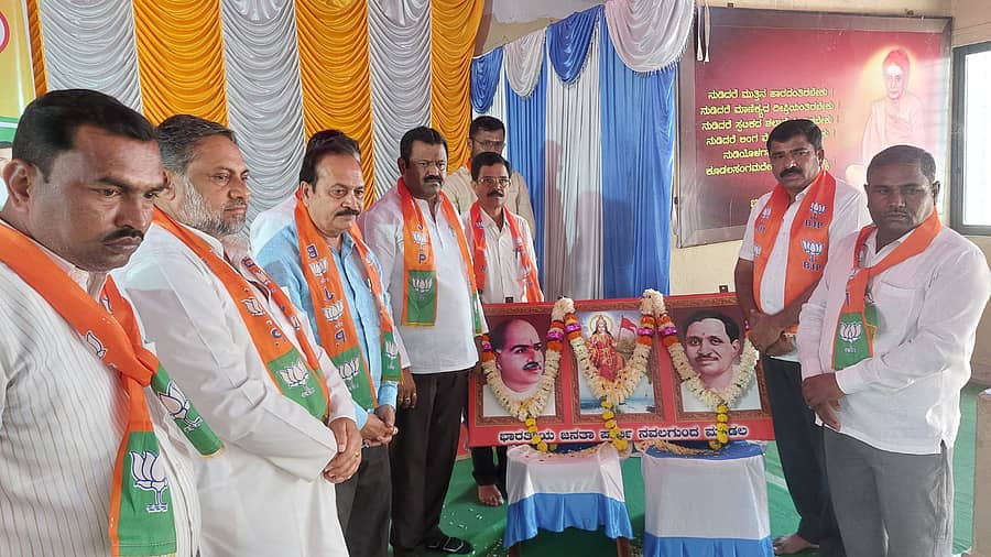 <div class="paragraphs"><p>ನವಲಗುಂದ ಪಟ್ಟಣದ ದಾಸೋಹ ಭವನದಲ್ಲಿ ಬಿಜೆಪಿ ಸದಸ್ಯತ್ವ ಅಭಿಯಾನ ಕಾರ್ಯಾಗಾರಕ್ಕೆ ಚಾಲನೆ ನೀಡಲಾಯಿತು</p></div>