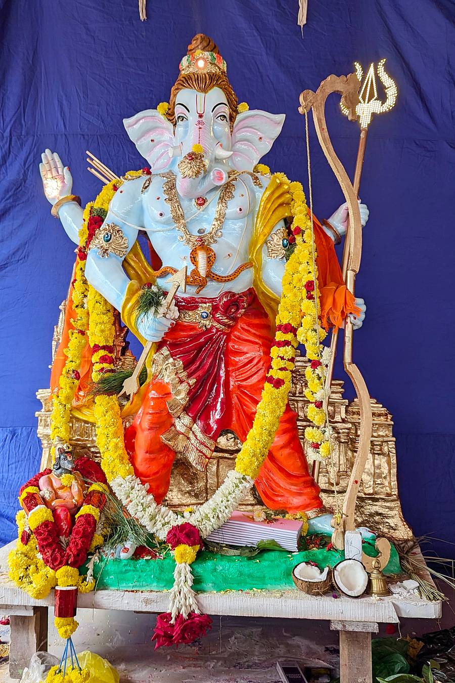 ಚಾಮರಾಜನಗರ ರಥಬೀದಿಯಲ್ಲಿ ವಿದ್ಯಾಗಣಪತಿ ಮಂಡಳಿಯಿಂದ ಪ್ರತಿಷ್ಠಾಪಿಸಿರುವ ರಾಮನ ಭಂಗಿಯ ಗಣಪನ ಮೂರ್ತಿ