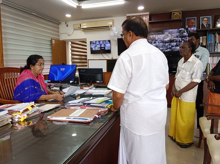 ಹೆಬ್ರಿಯ ಶಿವಪುರ ಬಿಲ್ಲುಬೈಲು ಬಳಿ ತಡೆಗೋಡೆ ನಿರ್ಮಿಸಲು ಶನಿವಾರ ಬೈಕಾಡಿ ಮಂಜುನಾಥ ರಾವ್ ಶಿವಪುರ ನೇತ್ರತ್ವದಲ್ಲಿ ಮನವಿ ಜಿಲ್ಲಾಧಿಕಾರಿಯವರಿಗೆ ಮನವಿ ಸಲ್ಲಿಸಲಾಯಿತು.