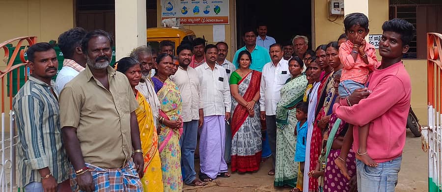 ಹರಿಹರ ತಾಲ್ಲೂಕಿನ ಕೆ. ಬೇವಿನಹಳ್ಳಿ ಗ್ರಾಮ ಪಂಚಾಯಿತಿ ಕಚೇರಿಯಲ್ಲಿ ಈಚೆಗೆ ನಡೆದ ಗ್ರಾಮ ಸಭೆಯ ನಂತರ ಕರ್ನಾಟಕ ದಲಿತ ಸಂಘರ್ಷ ಸಮಿತಿ (ಪ್ರೊ.ಬಿ.ಕೃಷ್ಣಪ್ಪ ಸ್ಥಾಪಿತ)ಯಿಂದ ಪಿಡಿಒಗೆ ಮನವಿ ಸಲ್ಲಿಸಲಾಯಿತು