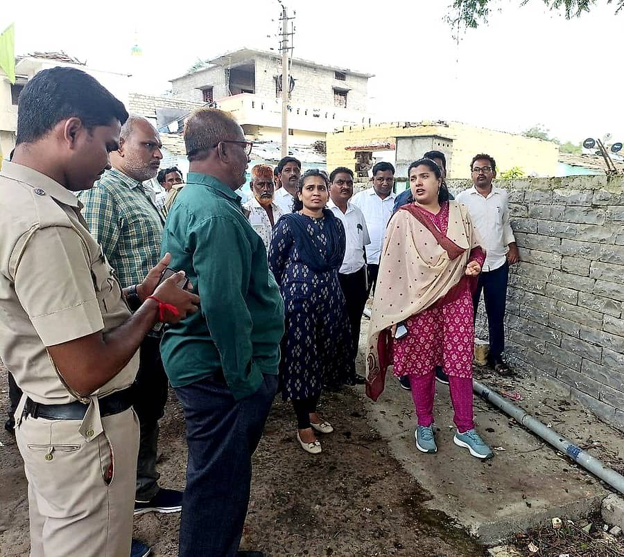 ಸೇಡಂ ತಾಲ್ಲೂಕು ಮಳಖೇಡ ಕೋಟೆಗೆ ಜಿಲ್ಲಾಧಿಕಾರಿ ಫೌಜಿಯಾ ತರನ್ನುಮ್ ಭಾನುವಾರ ಭೇಟಿ ನೀಡಿ ಪರಿಶೀಲಿಸಿದರು