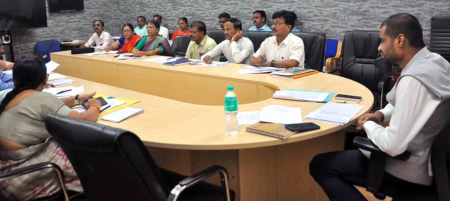 ಕೊಪ್ಪಳದಲ್ಲಿ ಎಸ್ಎಸ್ಎಲ್ಸಿ ಫಲಿತಾಂಶ ಸುಧಾರಣೆಗೆ ನಡೆದ ಪ್ರಗತಿ ಪರಿಶೀಲನಾ ಸಭೆಯಲ್ಲಿ ಜಿಲ್ಲಾ ಪಂಚಾಯಿತಿ ಸಿಇಒ ರಾಹುಲ್ ರತ್ನಂ ಪಾಂಡೆಯ ಮಾತನಾಡಿದರು