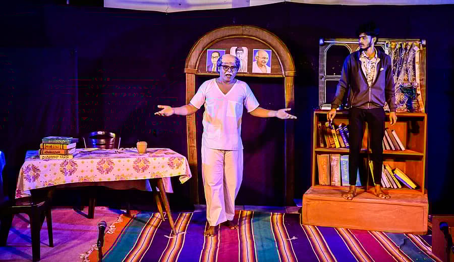 ಕಲಬುರಗಿಯ ಅಂದಾನಿ ಆರ್ಟ್ ಗ್ಯಾಲರಿಯಲ್ಲಿ ಭಾನುವಾರ ಜನರಂಗ ತಂಡದ ಕಲಾವಿದರು ‘ರಕ್ತ ವಿಲಾಪ’ ನಾಟಕ ಪ್ರದರ್ಶಿಸಿದರು
–ಪ್ರಜಾವಾಣಿ ಚಿತ್ರ