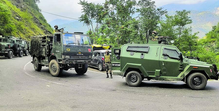 <div class="paragraphs"><p>ಜಮ್ಮು ಮತ್ತು ಕಾಶ್ಮೀರದಲ್ಲಿ ನಿಗಾ ವಹಿಸಿದ್ದ ಸೇನಾ ಸಿಬ್ಬಂದಿ </p></div>