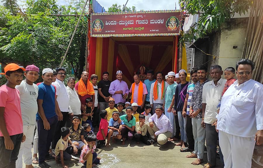 ಉಗಾರ ಬುದ್ರುಕ ಗ್ರಾಮದಲ್ಲಿ ಹಿಂದೂ-ಮುಸ್ಲಿಂ ಸಮಾಜದ ವತಿಯಿಂದ ಪ್ರತಿಷ್ಠಾಪಿಸಿರುವ ಗಣೇಶ ಮಂಟಪದ ಮುಂದೆ ನಿಂತಿರುವ ಎರಡು ಸಮಾಜದ ಯುವಕರು