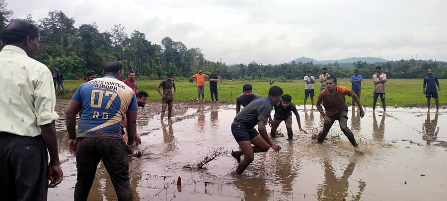 ನಾಪೋಕ್ಲು ಸಮೀಪದ ಕಕ್ಕುಂದ ಕಾಡಿನ ಗಣಪತಿ ಸೇವಾ ಸಮಿತಿಯಿಂದ ಆಯೋಜಿಸಿದ್ದ ಪುರುಷರ ಕಬಡ್ಡಿ ಪಂದ್ಯದ ನೋಟ 