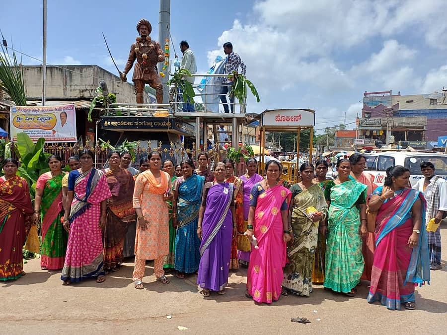 ಹೊನ್ನಾಳಿ ಪಟ್ಟಣದ ಸಂಗೊಳ್ಳಿ ರಾಯಣ್ಣ ವೃತ್ತದಲ್ಲಿ ಹೊನ್ನಾಳಿ, ನ್ಯಾಮತಿ ಅವಳಿ ತಾಲ್ಲೂಕು ಭೋವಿ ಕ್ರಾಂತಿಕಾರಿ ಸಂಘರ್ಷ ಸಮಿತಿಯಿಂದ ಪ್ರತಿಭಟನೆ ನಡೆಸಲಾಯಿತು