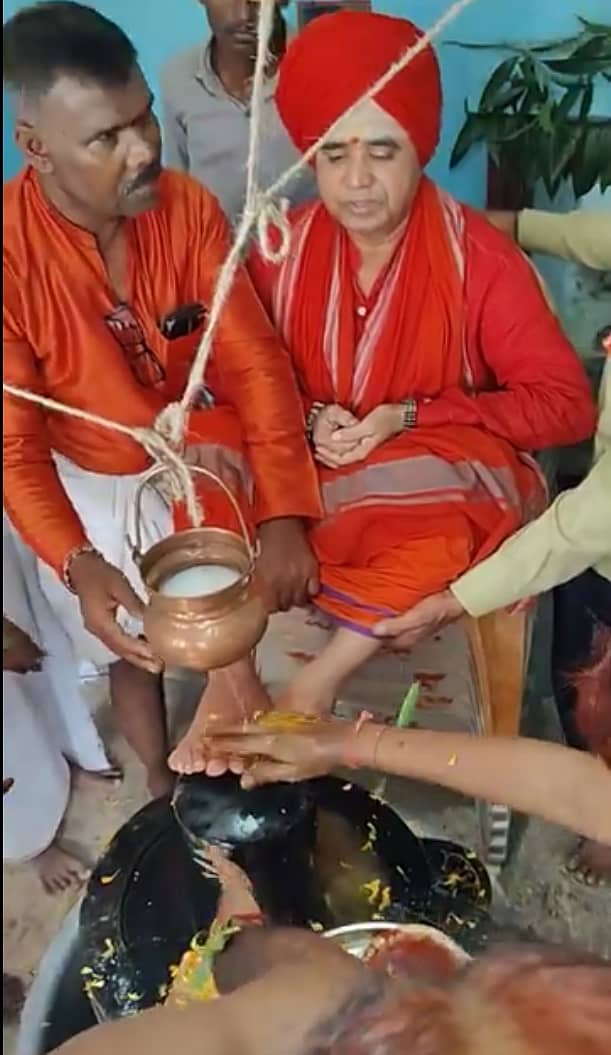 <div class="paragraphs"><p>ಪ್ರಾಣ ಪ್ರತಿಷ್ಠಾಪನೆಗಾಗಿ ಸಿದ್ಧಗೊಂಡಿದ್ದ ಶಿವಲಿಂಗದ ಮೇಲೆ ಪೀಠಾಧಿಪತಿ ಸಿದ್ಧವೀರ ಶಿವಾಚಾರ್ಯರು ಪಾದಗಳು ಇರಿಸಿ ಪೂಜೆ ಸಲ್ಲಿಸಿದ್ದಾರೆ ಎನ್ನಲಾದ ದೃಶ್ಯ</p></div>