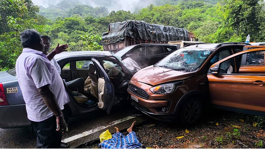 ಸಕಲೇಶಪುರದ ಶಿರಾಡಿ ಘಾಟ್‌ ರಾಷ್ಟ್ರೀಯ ಹೆದ್ದಾರಿಯಲ್ಲಿ ಸೋಮವಾರ ಎರಡು ಕಾರುಗಳು ಹಾಗೂ ಲಾರಿ ನಡುವೆ ಡಿಕ್ಕಿ ಸಂಭವಿಸಿರುವುದು