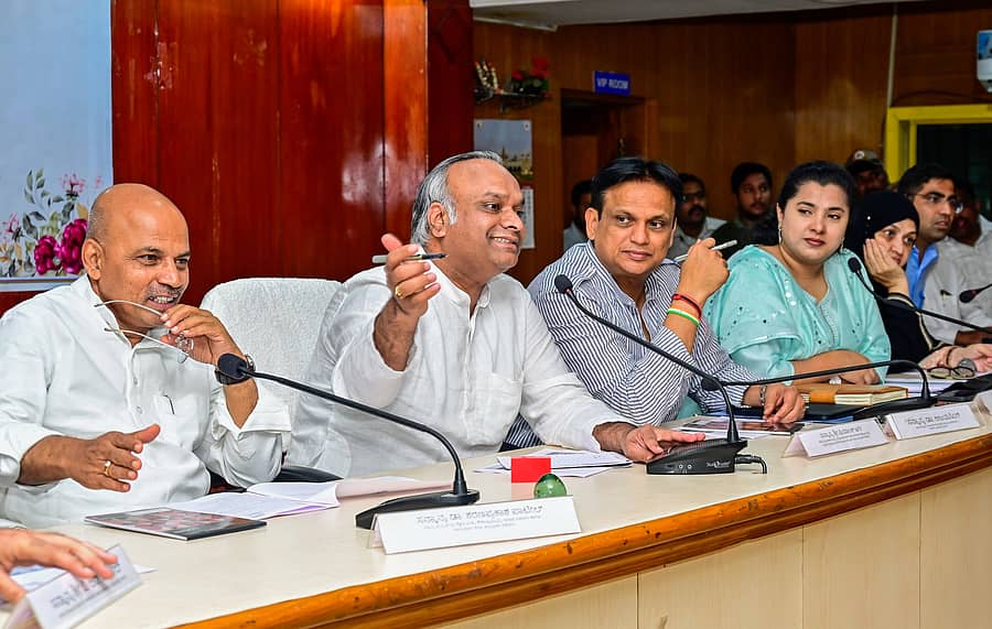 <div class="paragraphs"><p>ಕಲಬುರಗಿಯಲ್ಲಿ ಆಯೋಜಿಸಿದ್ದ ಪೂರ್ವಭಾವಿ ಸಭೆಯಲ್ಲಿ ಸಚಿವ ಪ್ರಿಯಾಂಕ್ ಖರ್ಗೆ ಮಾತನಾಡಿದರು. ಸಚಿವ ಡಾ.ಶರಣಪ್ರಕಾಶ ಪಾಟೀಲ, ಕೆಕೆಆರ್ಡಿಬಿ ಅಧ್ಯಕ್ಷ ಡಾ. ಅಜಯ್ ಸಿಂಗ್, ಜಿಲ್ಲಾಧಿಕಾರಿ ಬಿ. ಫೌಜಿಯಾ ತರನ್ನುಮ್, ಶಾಸಕಿ ಕನೀಜ್ ಫಾತಿಮಾ, ಜಿ.ಪಂ. ಸಿಇಒ ಭಂವರ್ ಸಿಂಗ್ ಮೀನಾ ಪಾಲ್ಗೊಂಡಿದ್ದರು</p></div>