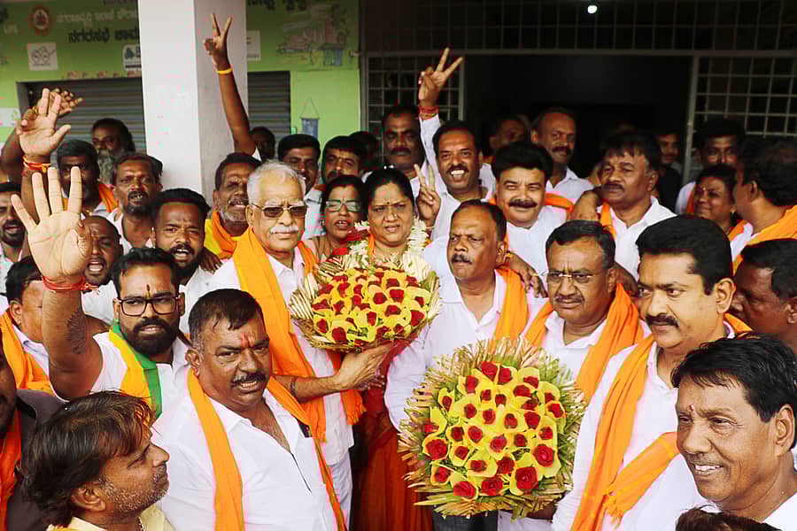 ಚಾಮರಾಜನಗರ ನಗರಸಭೆ ಅಧ್ಯಕ್ಷರಾಗಿ ಹಾಗೂ ಉಪಾಧ್ಯಕ್ಷರಾಗಿ ಆಯ್ಕೆಯಾದ ಸುರೇಶ್ ಹಾಗೂ ಮಮತಾ ಅವರಿಗೆ ಪಕ್ಷದ ಮುಖಂಡರು ಕಾರ್ಯಕರ್ತರು ಹೂಗುಚ್ಛ ನೀಡಿ ಅಭಿನಂದಿಸಿದರು