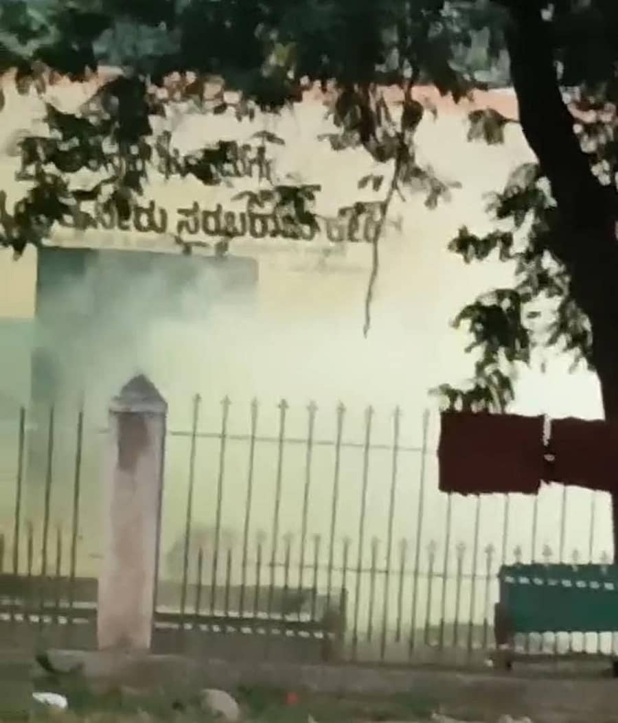 ಹೊಸದುರ್ಗದ ಎಪಿಎಂಸಿ ಎದುರಿನ ನೀರು ಶುದ್ಧೀಕರಣ ಘಟಕದಲ್ಲಿ ಕ್ಲೋರಿನ್ ಸೋರಿಕೆಯಾಗಿರುವುದು