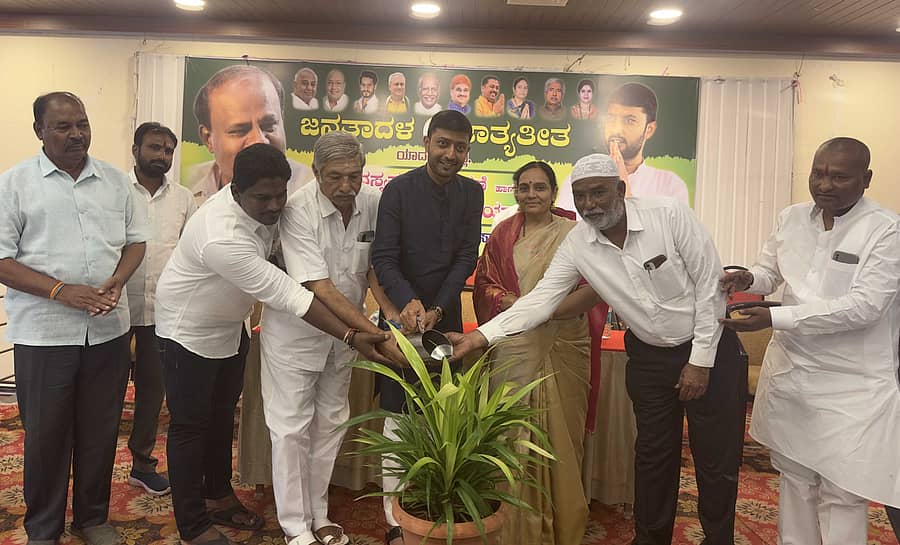 ಯಾದಗಿರಿ ನಗರದ ಎಸ್.ಡಿ.ಎನ್. ಸಭಾಂಗಣದಲ್ಲಿ ಸೋಮವಾರ ಜರುಗಿದ ಜೆಡಿಎಸ್ ಸದಸ್ಯತ್ವ ನೋಂದಣಿ ಮತ್ತು ಬೂತ್ ಸಮಿತಿ ಅಭಿಯಾನ ಕಾರ್ಯಕ್ರಮಕ್ಕೆ ಶಾಸಕ ಶರಣಗೌಡ ಕಂದಕೂರ ಚಾಲನೆ ನೀಡಿದರು 