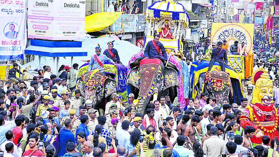 ಶಿವಮೊಗ್ಗ ದಸರಾ 2022ರಲ್ಲಿ ನಡೆದ ಮೆರವಣಿಗೆಯಲ್ಲಿ ಅಂಬಾರಿ ಹೊತ್ತ ಸಾಗರನಿಗೆ ಹೆಣ್ಣಾನೆಗಳಾದ ನೇತ್ರಾವತಿ ಹಾಗೂ ಭಾನುಮತಿ ಸಾಥ್ ನೀಡಿದ್ದವು
ಪ್ರಜಾವಾಣಿ ಸಂಗ್ರಹ ಚಿತ್ರ