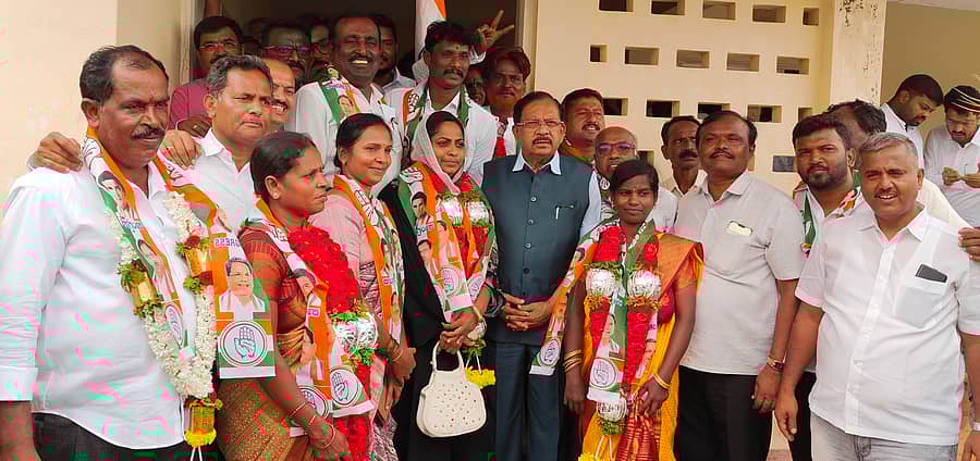 ಗೃಹ ಸಚಿವ ಜಿ.ಪರಮೇಶ್ವರ ಅವರೊಂದಿಗೆ ಕೊರಟಗೆರೆ ಪಟ್ಟಣ ಪಂಚಾಯಿತಿ ನೂತನವಾಗಿ ಆಯ್ಕೆಯಾದ  ಅಧ್ಯಕ್ಷೆ ಅನಿತಾ, ಉಪಾಧ್ಯಕ್ಷೆ ಉಸ್ನಾಫಾರಿಯಾ ಹಾಗೂ ಕಾರ್ಯಕರ್ತರು ಇದ್ದಾರೆ. 