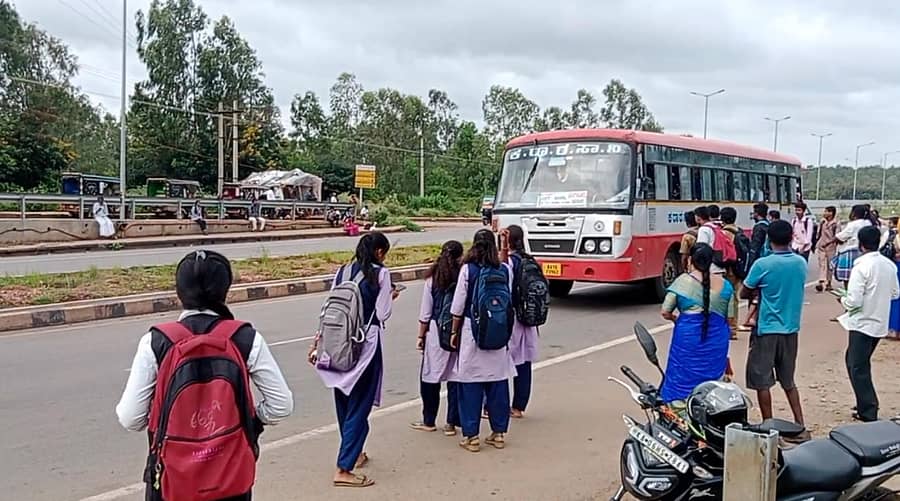 ಕೊಂಡ್ಲಿ ಕ್ರಾಸ್ನಲ್ಲಿ ಬಸ್ಗಾಗಿ ಕಾಯುತ್ತಿರುವ ವಿದ್ಯಾರ್ಥಿಗಳು, ಸಾರ್ವಜನಿಕರು