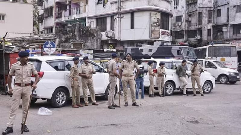 <div class="paragraphs"><p>ಸೂರತ್ ನಗರದಲ್ಲಿ ಪೊಲೀಸ್ ಬಂದೋಬಸ್ತ್ ಮಾಡಲಾಗಿದೆ</p></div>