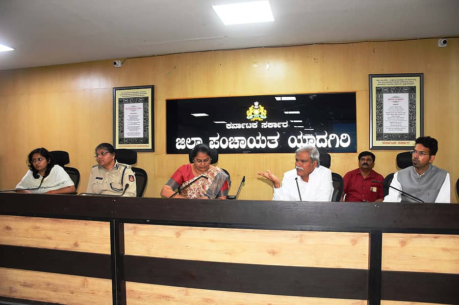 ಯಾದಗಿರಿ ನಗರದ ಜಿಲ್ಲಾ ಪಂಚಾಯಿತಿ ಸಭಾಂಗಣದಲ್ಲಿ ಸೋಮವಾರ ಜರುಗಿದ ಸಭೆಯಲ್ಲಿ ಸಚಿವ ಶರಣಬಸಪ್ಪ ದರ್ಶನಾಪುರ ಮಾತನಾಡಿದರು