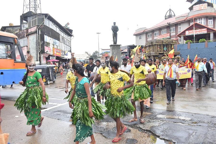 ಕನ್ನಡ ರಥದ ಮೆರವಣಿಗೆಯಲ್ಲಿ ವಿವಿಧ ಕಲಾತಂಡಗಳು ಭಾಗಿಯಾಗಿದ್ದವು