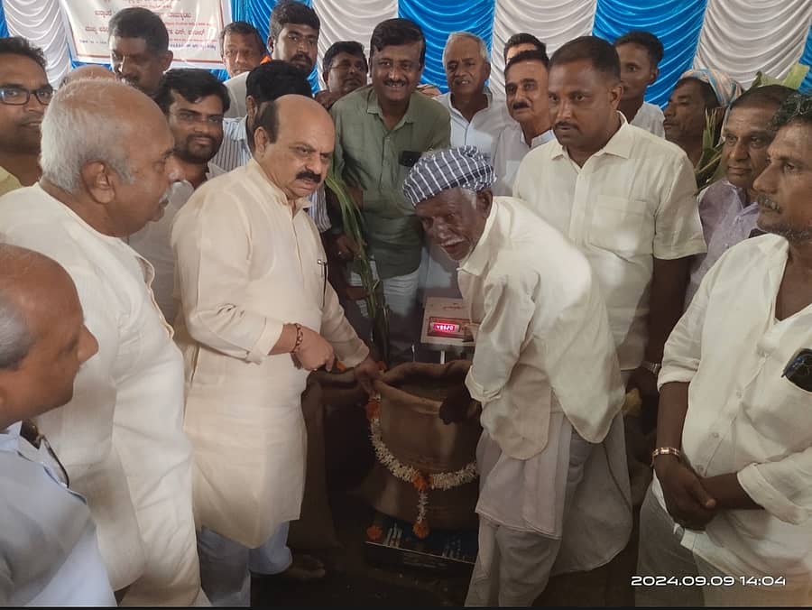 ಶಿರಹಟ್ಟಿಯಲ್ಲಿ ಹೆಸರು ಕಾಳು ಖರೀದಿ ಕೇಂದ್ರಕ್ಕೆ ಸಂಸದ ಬಸವರಾಜ ಬೊಮ್ಮಾಯಿ ಚಾಲನೆ ನೀಡಿದರು