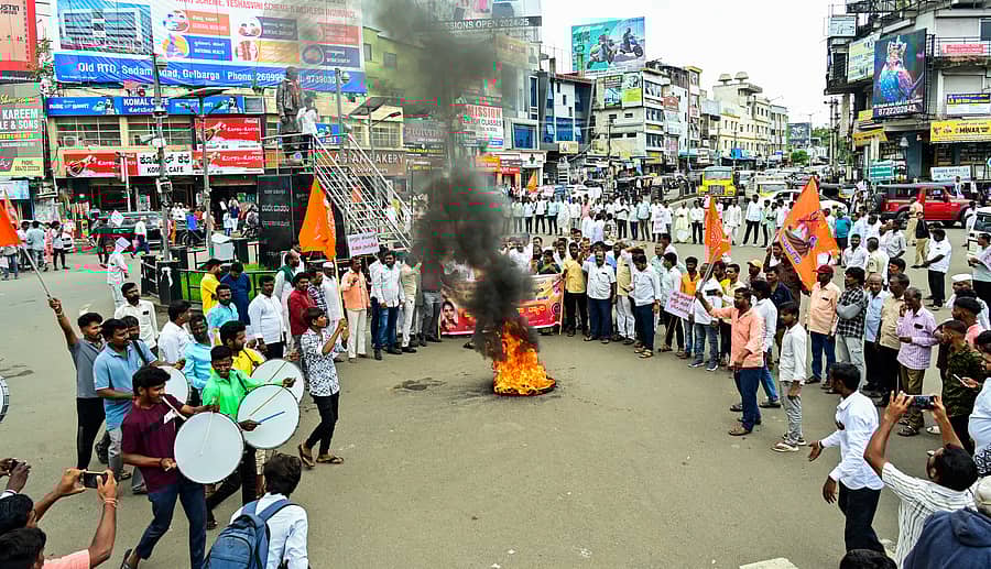 ಕಲಬುರಗಿಯಲ್ಲಿ ಸೋಮವಾರ ಜಿಲ್ಲಾ ಕೋಲಿ, ಕಬ್ಬಲಿಗ ಸಮನ್ವಯ ಸಮಿತಿಯ ಮುಖಂಡರು ಟೈರ್ಗೆ ಬೆಂಕಿ ಹಚ್ಚಿ ಪ್ರತಿಭಟನೆ ನಡೆಸಿದರು. ಪ್ರಜಾವಾಣಿ ಚಿತ್ರ