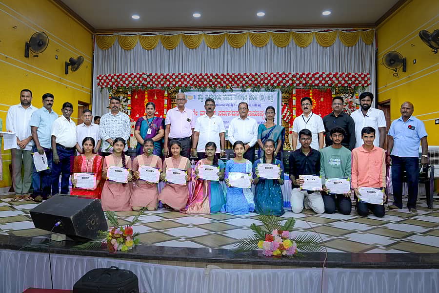 ಹೆಬ್ರಿಯ ಅನಂತಪದ್ಮನಾಭ ಸನ್ನಿಧಿಯಲ್ಲಿ ಗುರುವಾರ ನಡೆದ ಹೆಬ್ರಿ ವ್ಯವಸಾಯ ಸೇವಾ ಸಹಕಾರಿ ಸಂಘದ ಸರ್ವ ಸದಸ್ಯರ ವಾರ್ಷಿಕ ಸಾಮಾನ್ಯ ಸಭೆಯಲ್ಲಿ ಕೃಷಿಕರಿಗೆ, ಪ್ರತಿಭಾನ್ವಿತ ವಿದ್ಯಾರ್ಥಿಗಳಿಗೆ ಸನ್ಮಾನ ನಡೆಯಿತು.