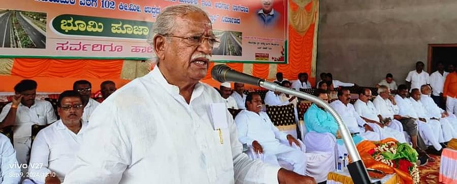 ಇಂಡಿ ಪಟ್ಟಣದ ಧನಶೆಟ್ಟಿ ಮಂಗಳ ಕಾರ್ಯಾಲಯದಲ್ಲಿ ಸೋಮವಾರ ಆಯೋಜಿಸಿದ್ದ ಮುರು-ವಿಜಯಪೂರ ರಾಷ್ಟ್ರೀಯ ಹೆದ್ದಾರಿ ಕಾಮಗಾರಿಗೆ ಭೂಮಿ ಪೂಜೆ ಸಮಾರಂಭ ಉದ್ಘಾಟಿಸಿದ ಸಂಸದ ರಮೇಶ ಜಿಗಜಿಣಗಿ ಮಾತನಾಡಿದರು.