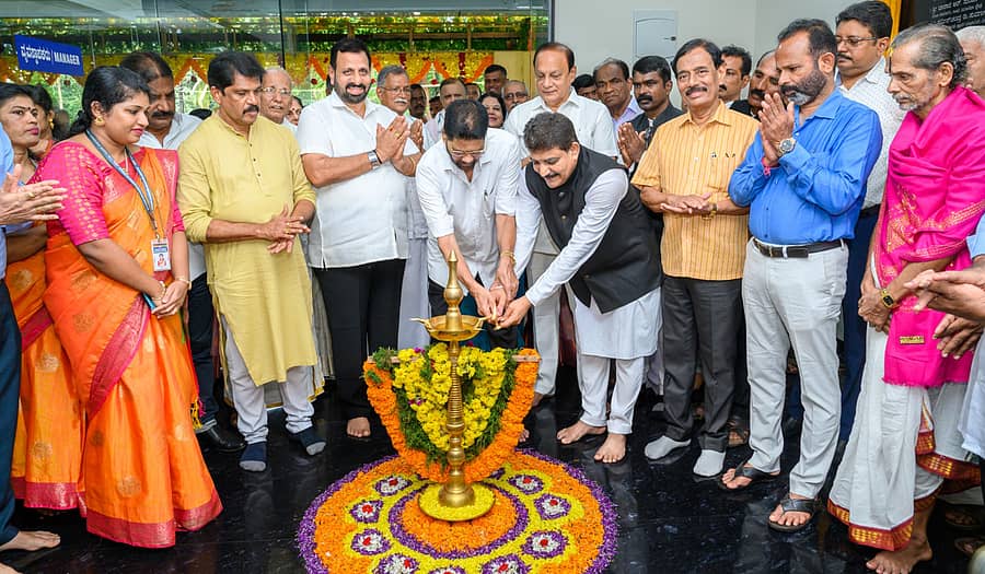 ಪಡುಬಿದ್ರಿ ಸಹಕಾರಿ ವ್ಯವಸಾಯಿಕ ಸೊಸೈಟಿಯ ಪಲಿಮಾರು ಶಾಖೆಯ ನೂತನ ಕಟ್ಟಡ `ಸಹಕಾರ ಸಂಕೀರ್ಣ' ಹಾಗೂ ನವೀಕೃತ ಹವಾನಿಯಂತ್ರಿತ ಪಲಿಮಾರು ಶಾಖೆಯನ್ನು ಕರ್ನಾಟಕ ರಾಜ್ಯ ಸಹಕಾರ ಮಾರಾಟ ಮಹಾಮಂಡಳ ನಿ. ಅಧ್ಯಕ್ಷ ಡಾ.ಎಂ.ಎನ್. ರಾಜೇಂದ್ರ ಕುಮಾರ್ ಉದ್ಘಾಟಿಸಿದರು.