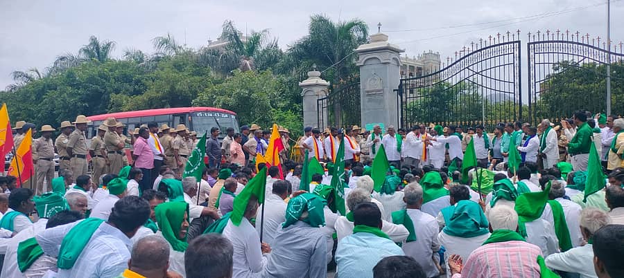 ರಾಮನಗರ ಜಿಲ್ಲಾಧಿಕಾರಿ ಕಚೇರಿ ಆವರಣದಲ್ಲಿ ಪ್ರತಿಭಟನೆ ನಡೆಸದಂತೆ ಜಿಲ್ಲಾಧಿಕಾರಿ ಇತ್ತೀಚೆಗೆ ಹೊರಡಿಸಿರುವ ನಿಷೇಧಾಜ್ಞೆ ಹಿಂಪಡೆಯುವುದು ಸೇರಿದಂತೆ, ವಿವಿಧ ಬೇಡಿಕೆಗಳನ್ನು ಈಡೇರಿಸುವಂತೆ ಆಗ್ರಹಿಸಿ, ಕಚೇರಿ ಪ್ರವೇಶದ್ವಾರದ ಎದುರು ಸೋಮವಾರ ರೈತಪರ, ದಲಿತಪರ ಹಾಗೂ ಕನ್ನಡಪರ ಸಂಘಟನೆಗಳ ಹೋರಾಟಗಾರರು ಅನಿರ್ದಿಷ್ಟಾವಧಿ ಧರಣಿ ನಡೆಸಿದರು