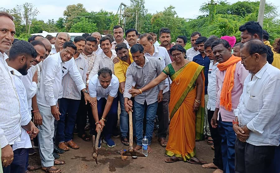 ಬೀದರ್ ತಾಲ್ಲೂಕಿನ ನೆಲವಾಡ ಗ್ರಾಮದಲ್ಲಿ ರಸ್ತೆ ನಿರ್ಮಾಣ ಕಾಮಗಾರಿಗೆ ಶಾಸಕ ಡಾ. ಶೈಲೇಂದ್ರ ಬೆಲ್ದಾಳೆ ಸೋಮವಾರ ಚಾಲನೆ ನೀಡಿದರು