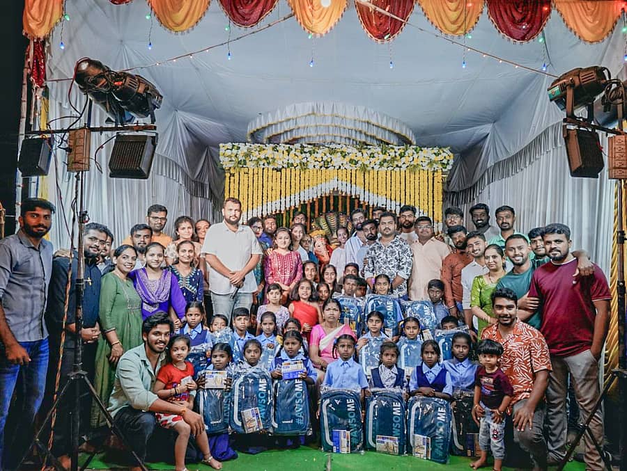 ಮಾಗಡಿ ಗಜಕರ್ಣ ಗೆಳೆಯರ ವೇದಿಕೆ ವತಿಯಿಂದ ಎಂಟನೇ ವರ್ಷದ ಗಣೇಶೋತ್ಸವ ಕಾರ್ಯಕ್ರಮದಲ್ಲಿ ಕೆಂಪಸಾಗರ ಸರ್ಕಾರಿ ಶಾಲಾ ಮಕ್ಕಳಿಗೆ ಬ್ಯಾಗ್, ನೋಟ್ ಪುಸ್ತಕ  ವಿತರಣೆ ಮಾಡಲಾಯಿತು.