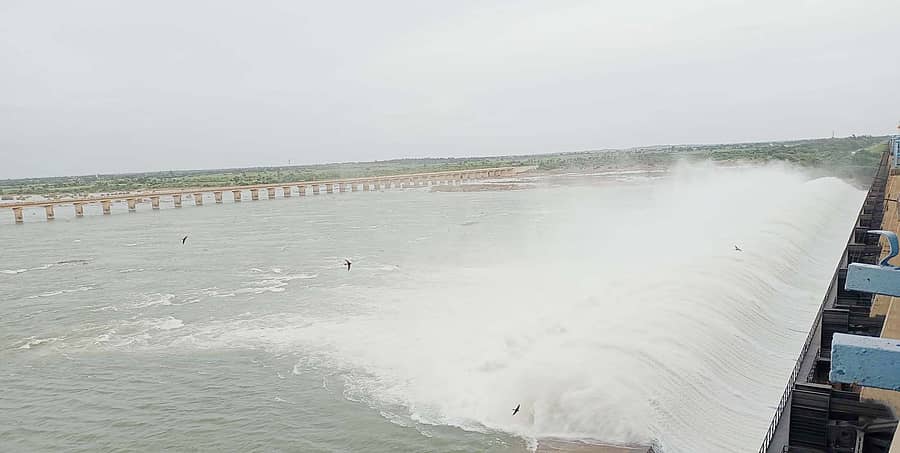 ನಾರಾಯಣಪುರ ಬಸವಸಾಗರ ಜಲಾಶಯದ 19 ಕ್ರಸ್ಟ್‌ಗೇಟ್‌ಗಳಿಂದ 49 ಸಾವಿರ ಕ್ಯುಸೆಕ್ ನೀರನ್ನು ಕೃಷ್ಣಾ ನದಿಗೆ ಹರಿಬಿಡಲಾಗುತ್ತಿದೆ  