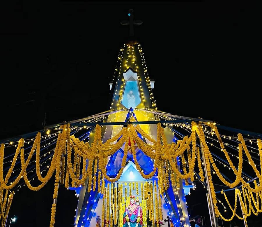 ಮೇರಿ ಮಾತೆಯ ಜನ್ಮದಿನದ ಅಂಗವಾಗಿ ಹಳೇ ಸಿದ್ದಾಪುರದ ಮೇರಿ ಗುಡಿಯನ್ನು ಹೂವು ಹಾಗೂ ವಿದ್ಯುತ್ ದೀಪಗಳಿಂದ ಅಲಂಕಾರ ಮಾಡಲಾಗಿತ್ತು