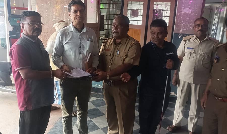 ರಾಣೆಬೆನ್ನೂರು ತಾಲ್ಲೂಕಿನ ಮುದೇನೂರು ಗ್ರಾಮಕ್ಕೆ ಸಮಪರ್ಕವಾಗಿ ಬಸ್ ಸೌಲಭ್ಯ ಕಲ್ಪಿಸಬೇಕೆಂದು ಒತ್ತಾಯಿಸಿ ವಾಕರಾರ ಸಾರಿಗೆ ಸಂಸ್ಥೆ ಡಿಸಿ ಶಶಿಧರ ಕುಂಬಾರ ಅವರಿಗೆ ಮನವಿ ಸಲ್ಲಿಸಿದರು