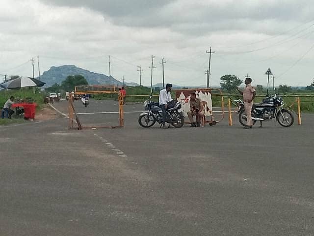 ವಡಗೇರಾ ತಾಲ್ಲೂಕಿನ ಗುರುಸುಣಿಗಿ ಕ್ರಾಸ್ ಹತ್ತಿರ ಬ್ಯಾರಿಕೇಡ್ಗಳನ್ನು ಹಾಕಿ ಪೊಲೀಸ್ ಸಿಬ್ಬಂದಿ ರಾಜ್ಯ ಹೆದ್ದಾರಿಯನ್ನು ಬಂದ್ ಮಾಡಿರುವುದು