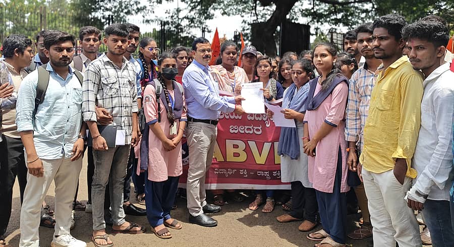 ಎಬಿವಿಪಿ ಕಾರ್ಯಕರ್ತರು ಬೀದರ್‌ನಲ್ಲಿ ಮಂಗಳವಾರ ಪ್ರತಿಭಟನೆ ನಡೆಸಿ ಜಿಲ್ಲಾಧಿಕಾರಿ ಕಚೇರಿಯ ಅಧಿಕಾರಿಗೆ ಮನವಿ ಪತ್ರ ಸಲ್ಲಿಸಿದರು