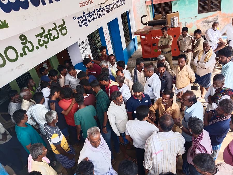 ಮಂಡ್ಯ ತಾಲ್ಲೂಕಿನ ಮಂಗಲ ಗ್ರಾಮದಲ್ಲಿ ಮಂಗಳವಾರ ಮೈಷುಗರ್‌ ಅಧ್ಯಕ್ಷ ಸಿ.ಡಿ. ಗಂಗಾಧರ ಮತ್ತು ಅಧಿಕಾರಿಗಳನ್ನು ರೈತರು ಮುತ್ತಿಗೆ ಹಾಕಿ, ತರಾಟೆಗೆ ತೆಗೆದುಕೊಂಡರು 