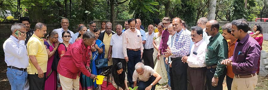 ಯಾದವಗಿರಿಯ ಮೈಸೂರು ಆಕಾಶವಾಣಿಯ 90ನೇ ವರ್ಷದ ಕಾರ್ಯಕ್ರಮಗಳಿಗೆ ಪವಿತ್ರಾ ಹಾಗೂ ರಾಜಾರಾಂ ಅವರು ಗಿಡ ನೆಡುವ ಮೂಲಕ ಮಂಗಳವಾರ ಚಾಲನೆ ನೀಡಿದರು