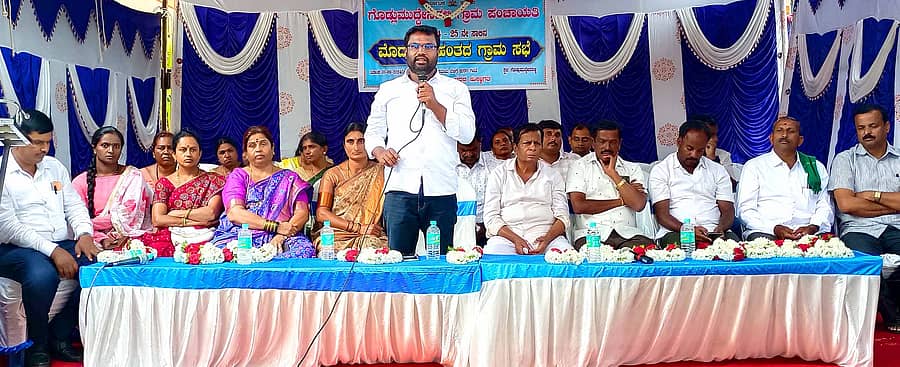 ವಿಜಯಪುರ ಹೋಬಳಿ ಗೊಡ್ಲುಮುದ್ದೇನಹಳ್ಳಿ ಗ್ರಾಮ ಪಂಚಾಯಿತಿ ಆವರಣದಲ್ಲಿ ನಡೆದ ಮೊದಲ ಹಂತದ ಗ್ರಾಮಸಭೆಯಲ್ಲಿ ಅಧ್ಯಕ್ಷ ಎಂ.ಜಗದೀಶ್ ಮಾತನಾಡಿದರು 